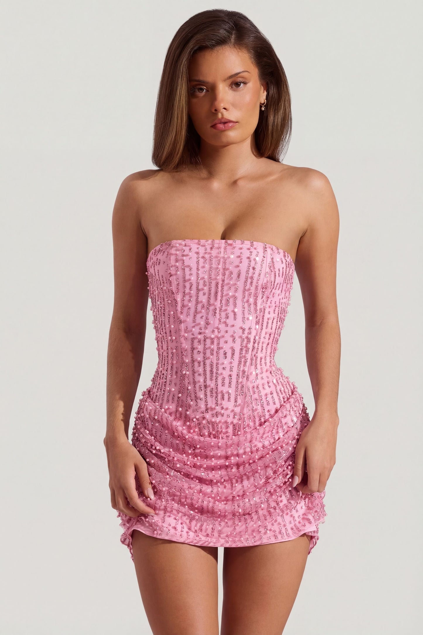 Minivestido rosa sin tirantes, con drapeado y adornos