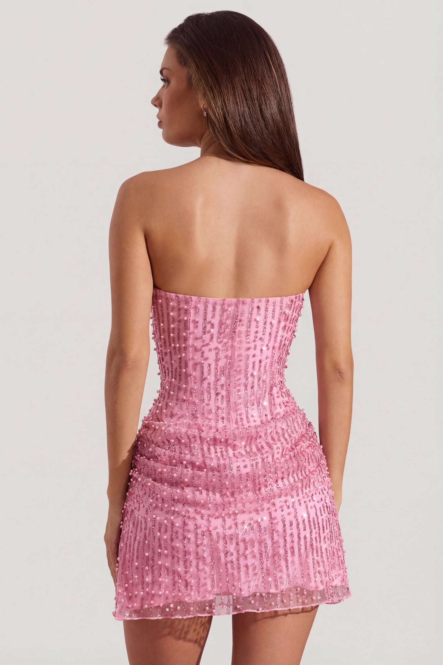 Minivestido rosa sin tirantes, con drapeado y adornos