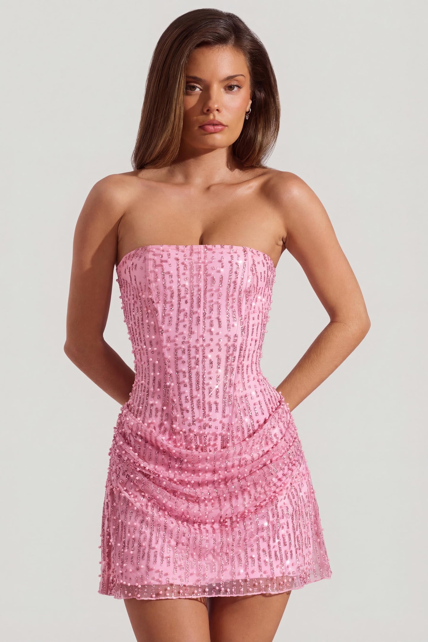 Minivestido rosa sin tirantes, con drapeado y adornos