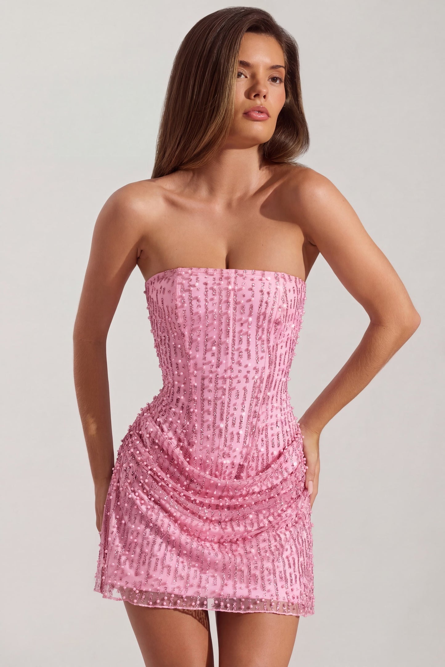 Minivestido rosa sin tirantes, con drapeado y adornos