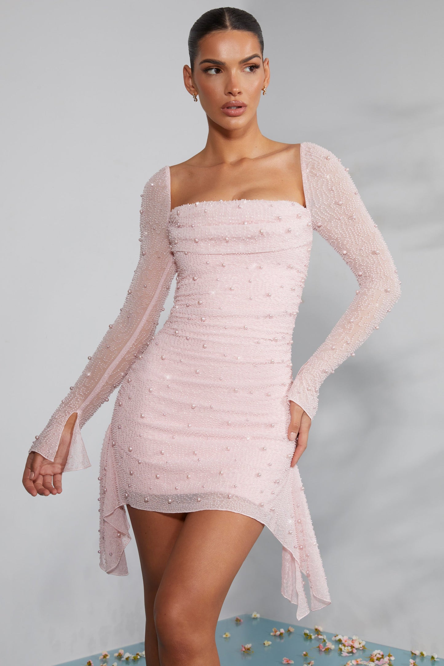 Minivestido de manga larga con cuello vuelto y adornos en color rosa palo