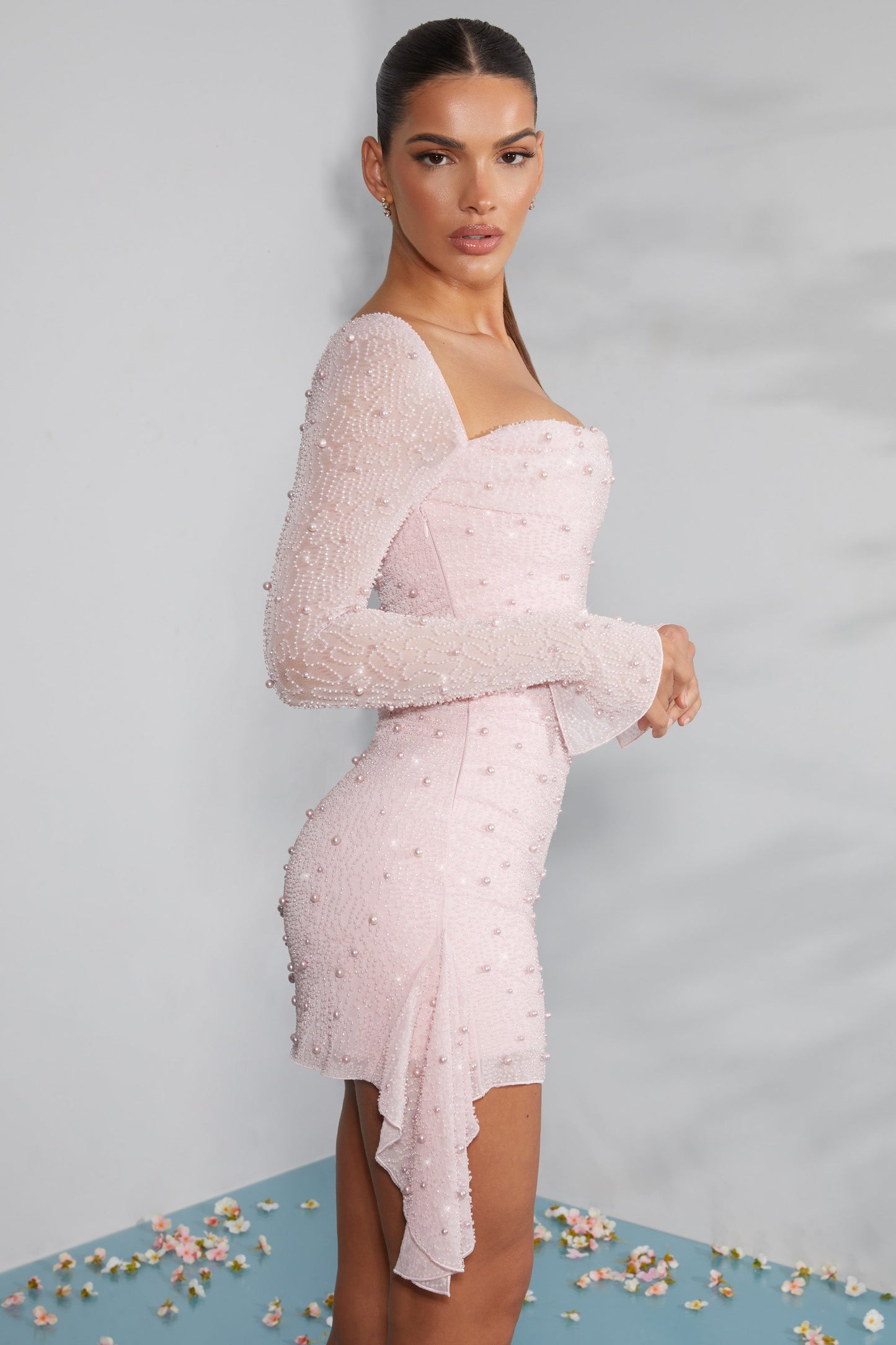 Minivestido de manga larga con cuello vuelto y adornos en color rosa palo